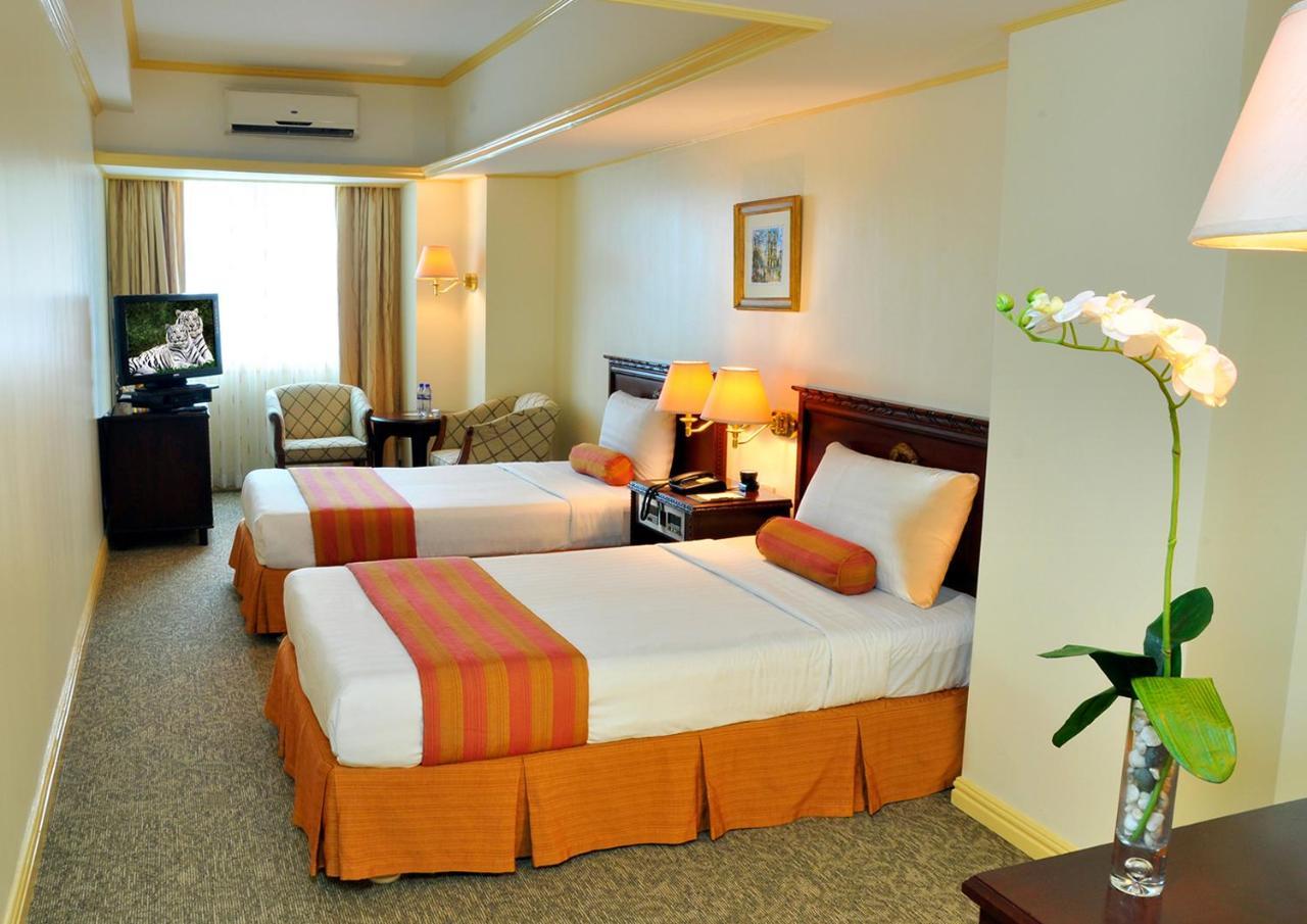 Networld Hotel Spa And Casino Pasay Bagian luar foto